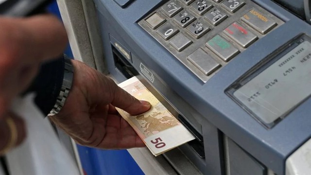 Επιδόματα έως τα Χριστούγεννα: Τα ποσά που θα λάβετε στα ATM σας